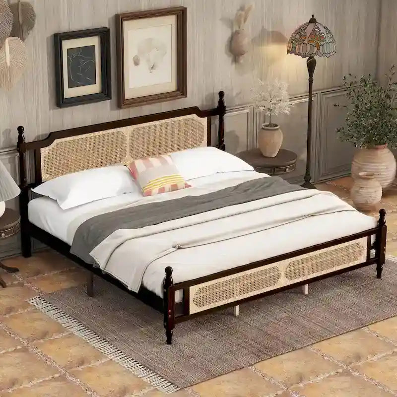Lit en bois avec tête de lit et pied de lit en rotin, lit plateforme King size à profil bas avec plateforme de lit centrale améliorée