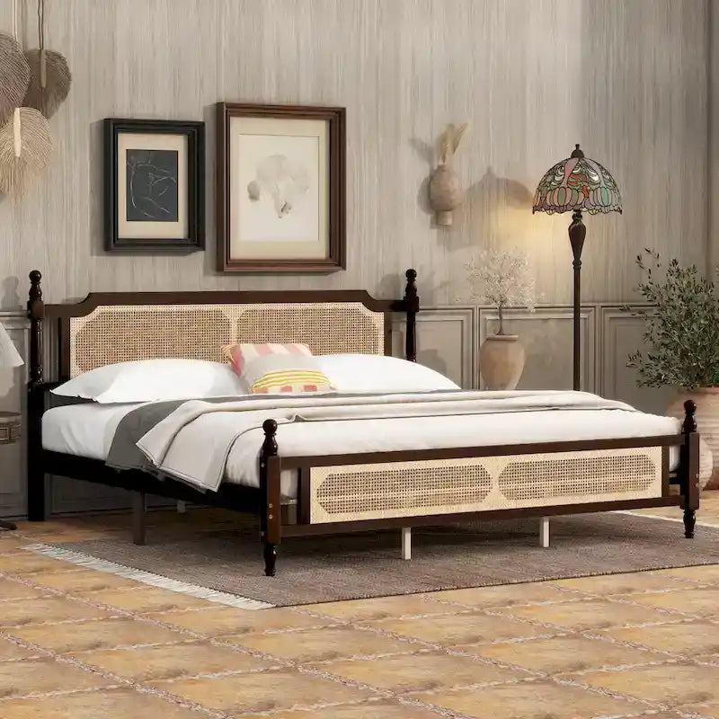 Lit en bois avec tête de lit et pied de lit en rotin, lit plateforme King size à profil bas avec plateforme de lit centrale améliorée