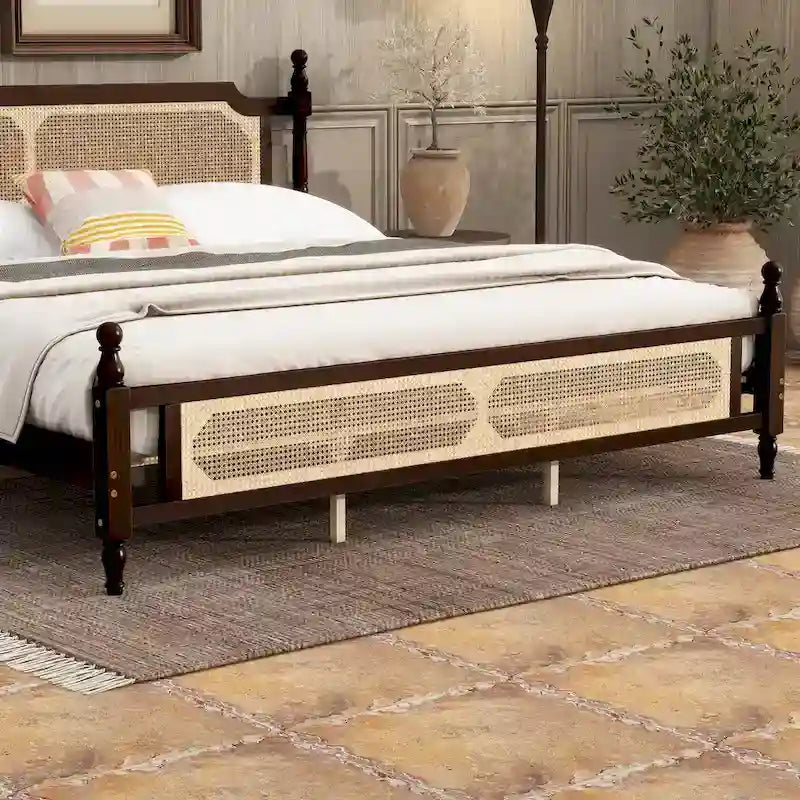 Lit en bois avec tête de lit et pied de lit en rotin, lit plateforme King size à profil bas avec plateforme de lit centrale améliorée