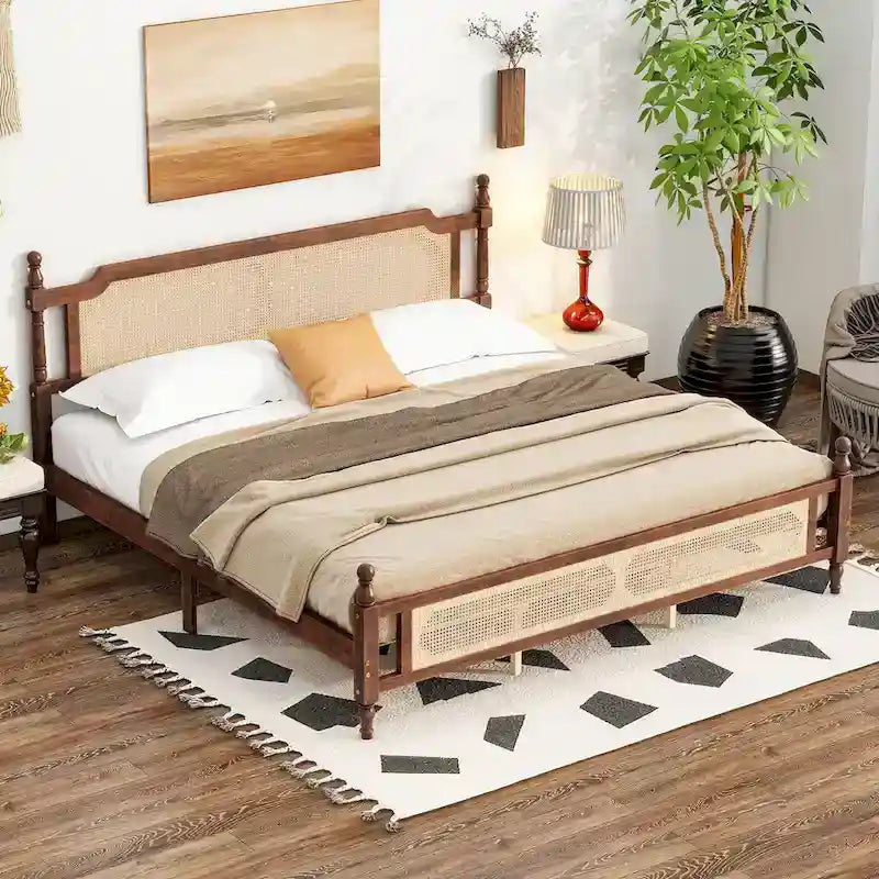 Lit en bois avec tête de lit et pied de lit en rotin, lit plateforme King size à profil bas avec plateforme de lit centrale améliorée
