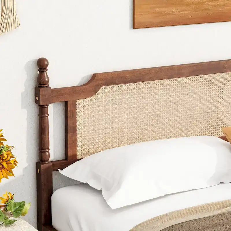 Lit en bois avec tête de lit et pied de lit en rotin, lit plateforme King size à profil bas avec plateforme de lit centrale améliorée