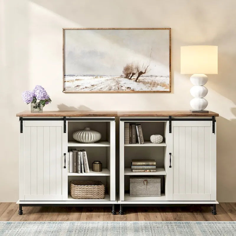 Buffet de cuisine / Console d'entrée — Meuble de rangement blanc de style campagnard avec portes coulissantes façon grange