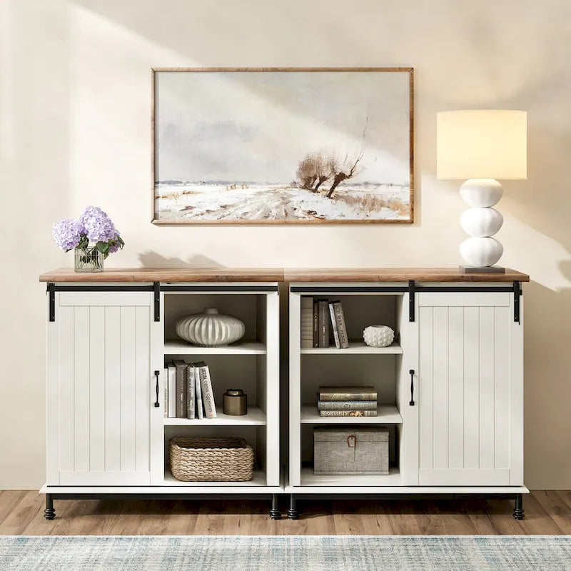 Buffet de cuisine / Console d'entrée — Meuble de rangement blanc de style campagnard avec portes coulissantes façon grange